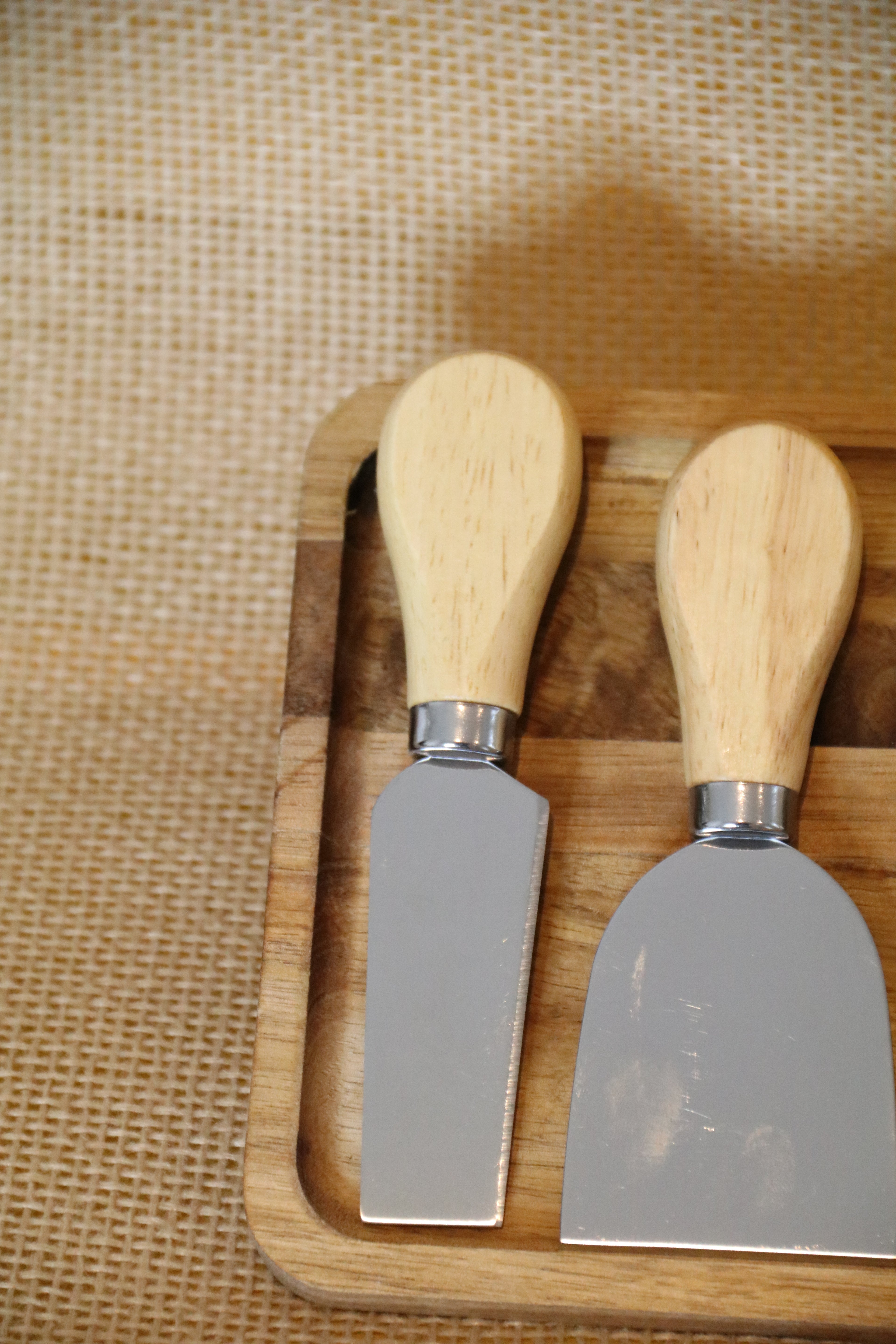 Cheese Knife Set “Natural Taste” — 4 Wooden Handle Knives with Tray
